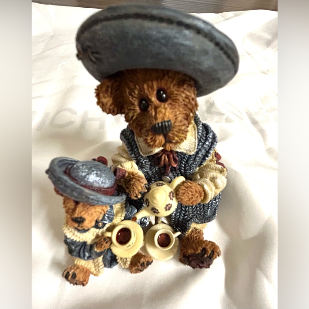 This is part of the Bearstone collection by G.M. LOWENTHAL collectible.